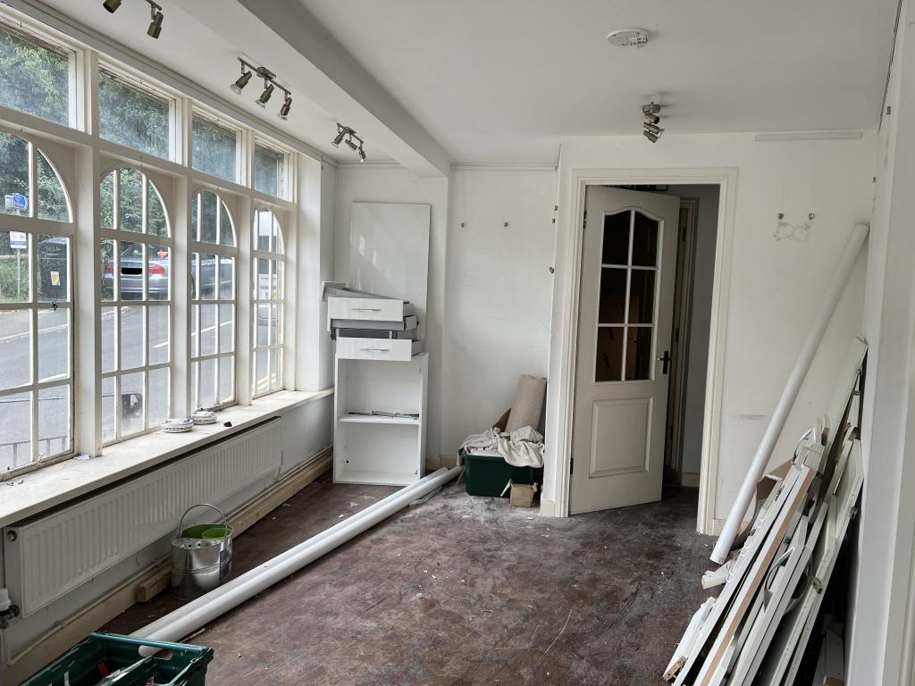 Lot: 5 - COMMERCIAL UNIT WITH RESIDENTIAL ACCOMMODATION ABOVE - Alternative view of ground floor shop looking to garage